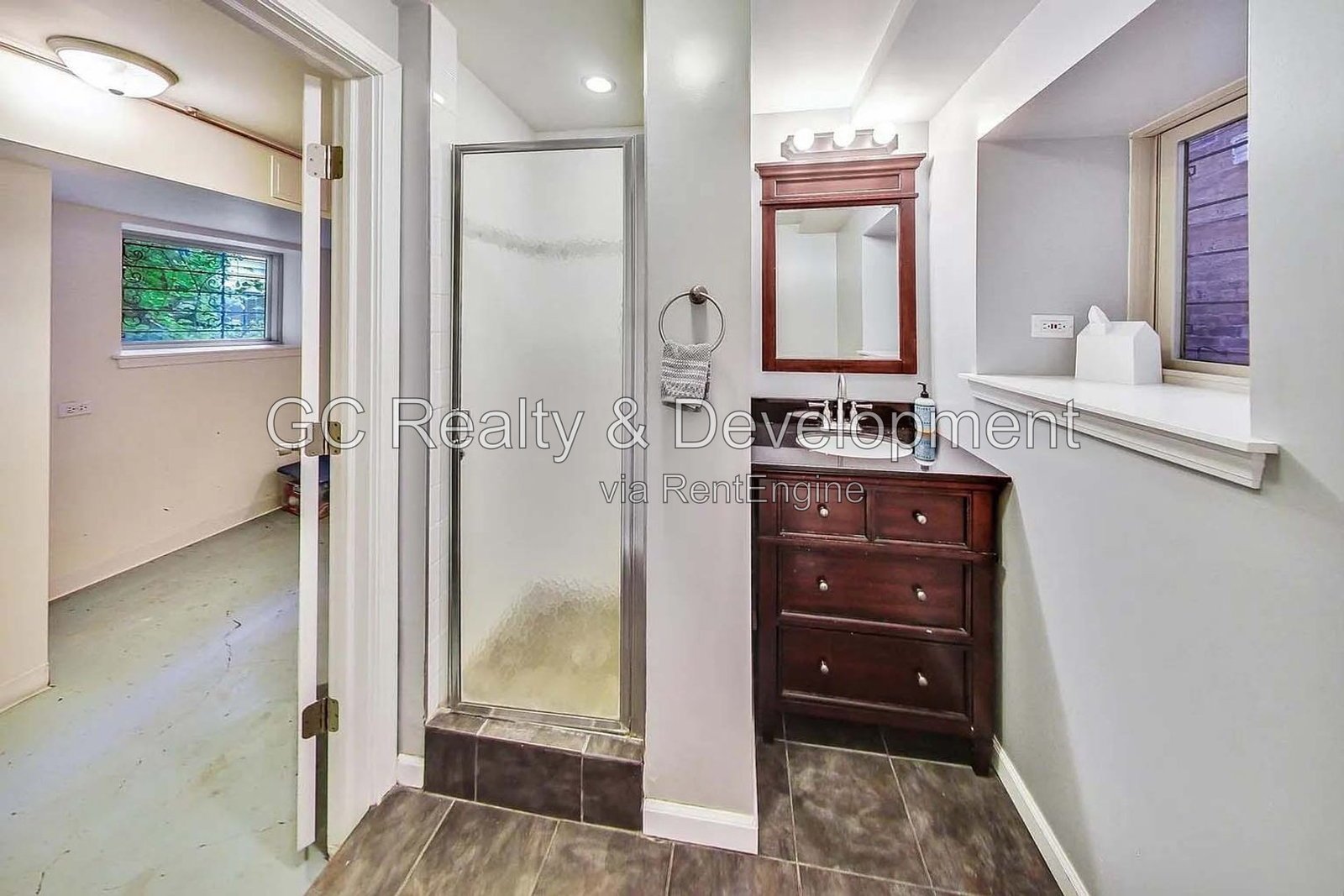 *** HARDWOOD FLOORS / GARAGE / IN-UNIT LAUNDRY / CENTRAL AIR / PET FRIENDLY / EASY COMMUTE *** property image