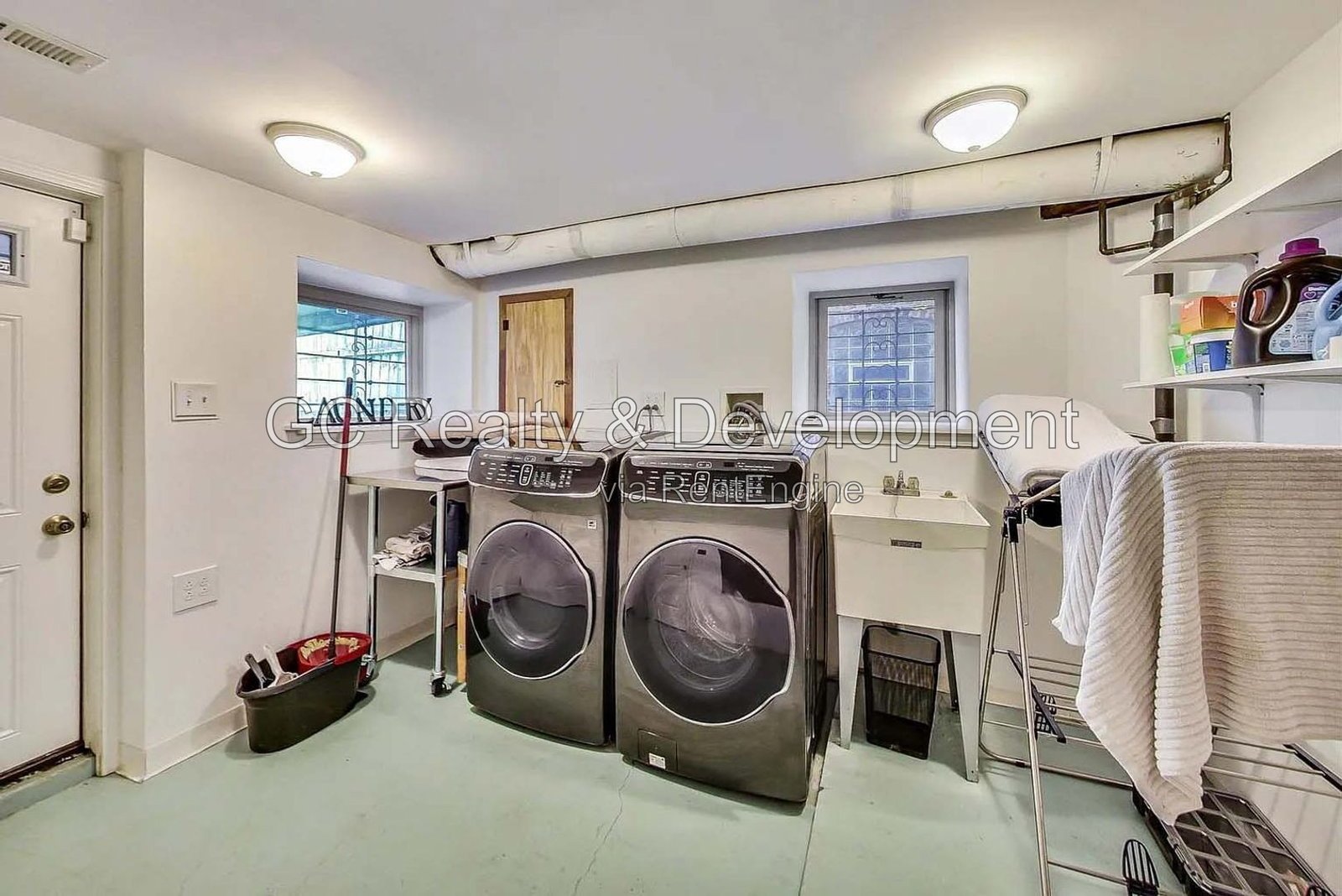 *** HARDWOOD FLOORS / GARAGE / IN-UNIT LAUNDRY / CENTRAL AIR / PET FRIENDLY / EASY COMMUTE *** property image