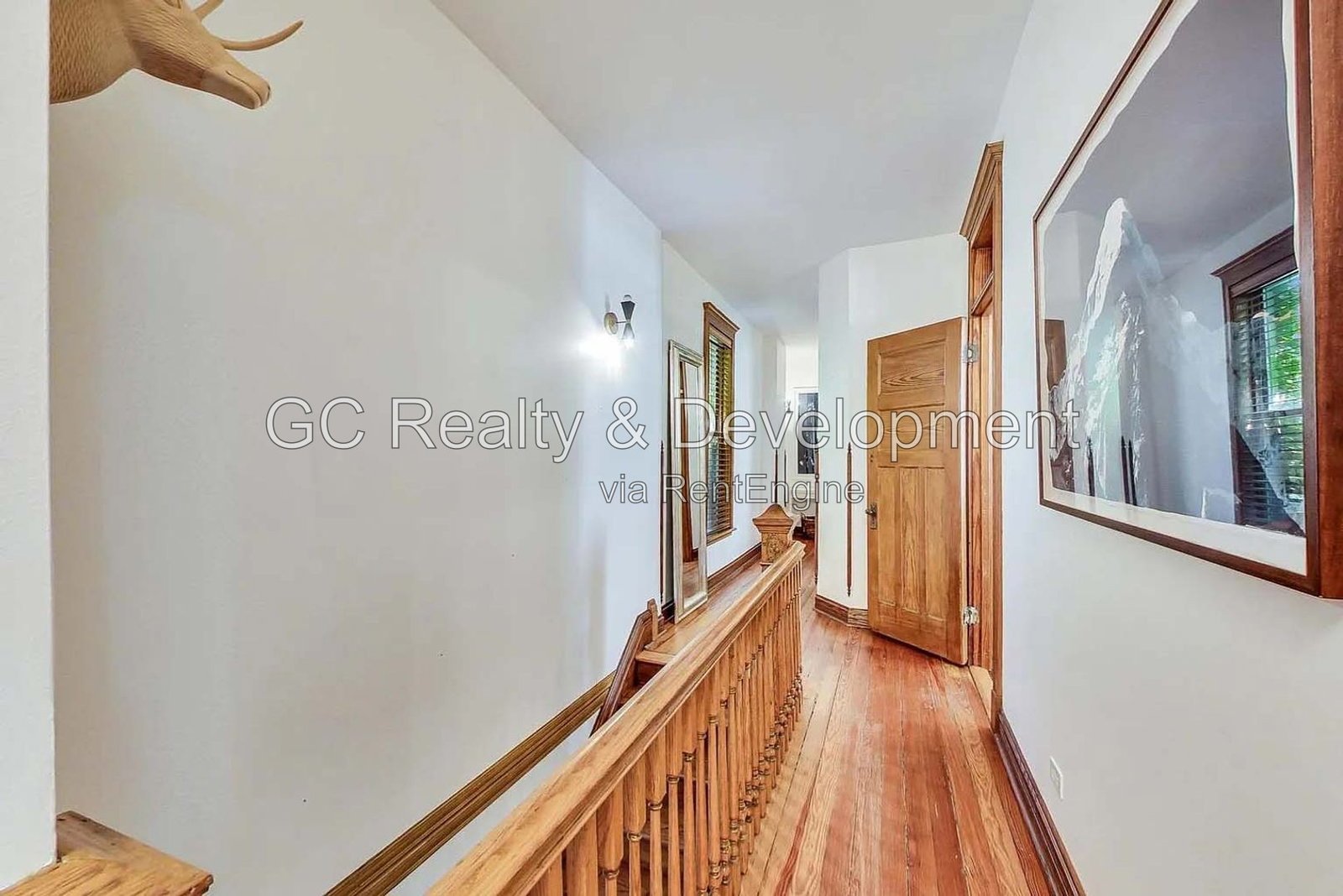 *** HARDWOOD FLOORS / GARAGE / IN-UNIT LAUNDRY / CENTRAL AIR / PET FRIENDLY / EASY COMMUTE *** property image