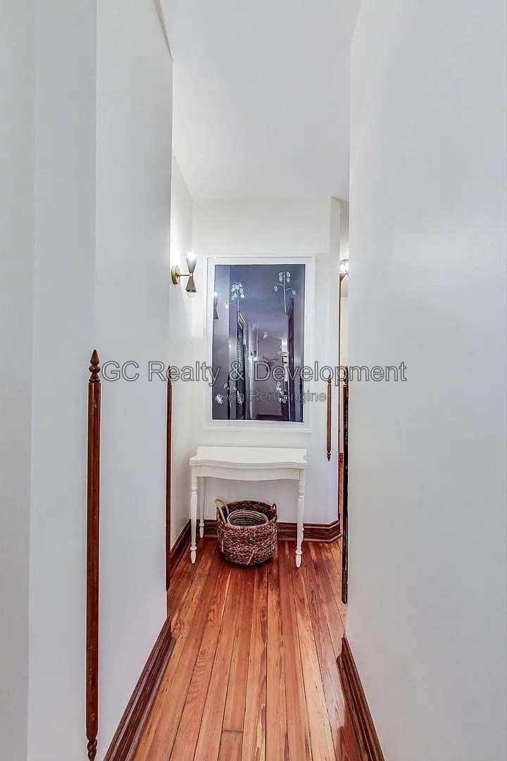 *** HARDWOOD FLOORS / GARAGE / IN-UNIT LAUNDRY / CENTRAL AIR / PET FRIENDLY / EASY COMMUTE *** property image