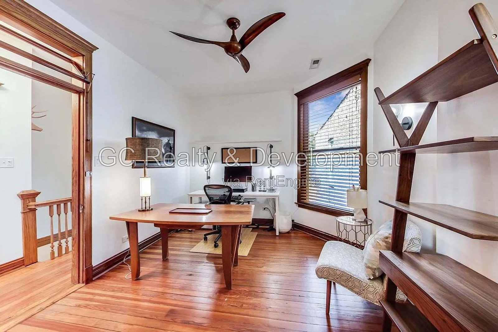 *** HARDWOOD FLOORS / GARAGE / IN-UNIT LAUNDRY / CENTRAL AIR / PET FRIENDLY / EASY COMMUTE *** property image