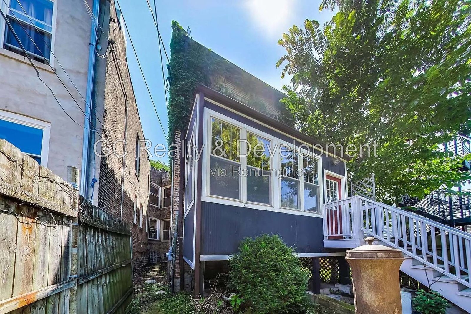 *** HARDWOOD FLOORS / GARAGE / IN-UNIT LAUNDRY / CENTRAL AIR / PET FRIENDLY / EASY COMMUTE *** property image