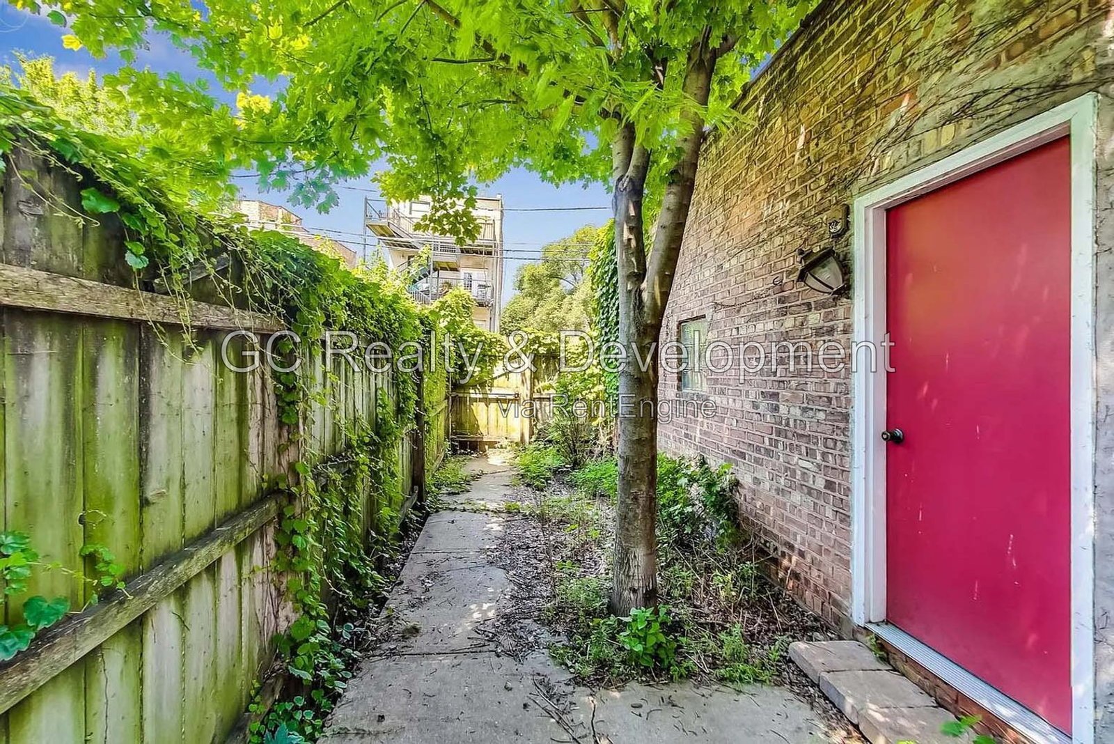 *** HARDWOOD FLOORS / GARAGE / IN-UNIT LAUNDRY / CENTRAL AIR / PET FRIENDLY / EASY COMMUTE *** property image
