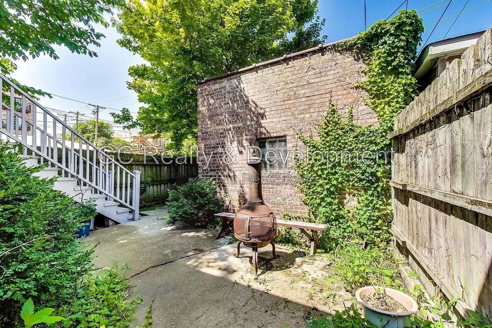 *** HARDWOOD FLOORS / GARAGE / IN-UNIT LAUNDRY / CENTRAL AIR / PET FRIENDLY / EASY COMMUTE *** property image