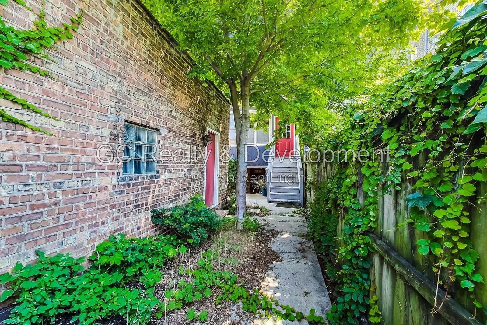 *** HARDWOOD FLOORS / GARAGE / IN-UNIT LAUNDRY / CENTRAL AIR / PET FRIENDLY / EASY COMMUTE *** property image