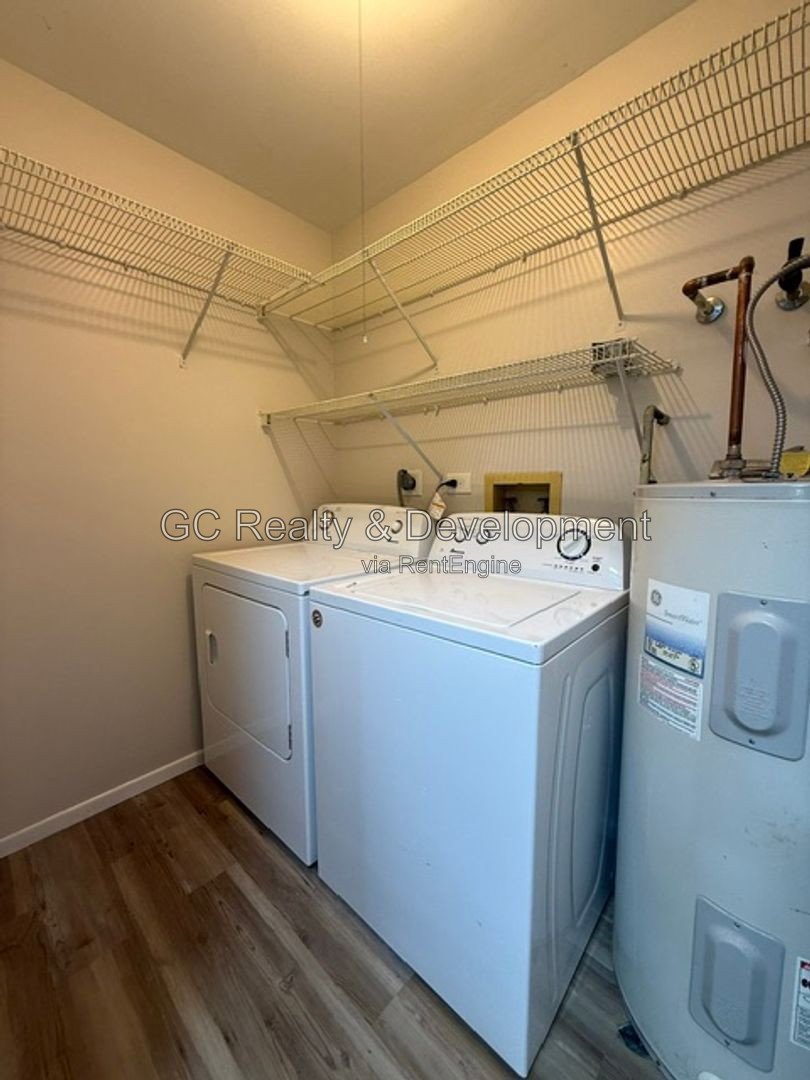 *** 2 BDRM / LAUNDRY IN UNIT / WALK IN CLOSET / ONLY PAY WATER & ELECTRIC *** property image