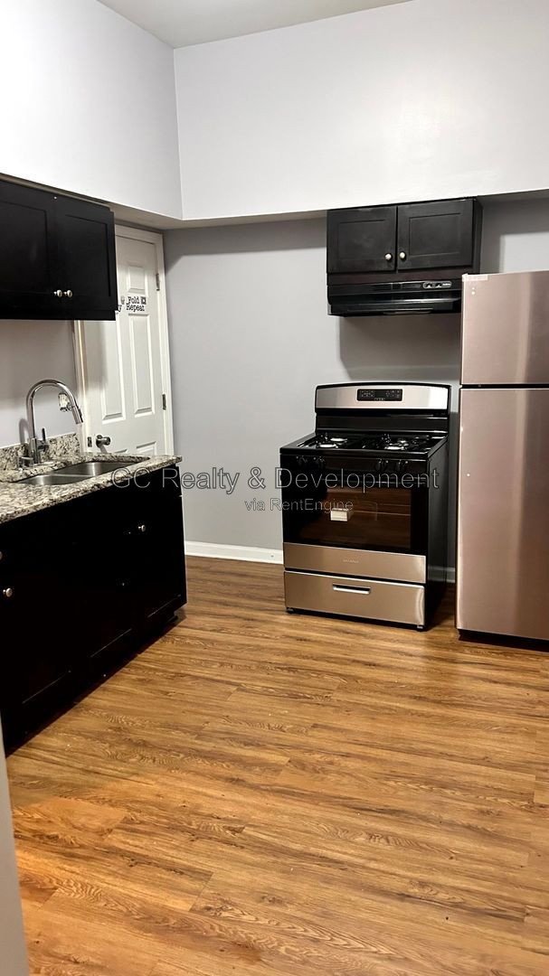 *** 4BR-1BA / SS APPLIANCES / IN-UNIT LAUNDRY / WOOD FLOORING / ONY PAY GAS AND ELECTRIC *** property image