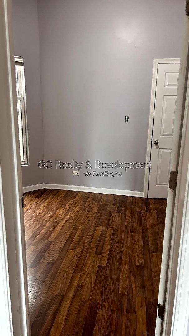 *** 4BR-1BA / SS APPLIANCES / IN-UNIT LAUNDRY / WOOD FLOORING / ONY PAY GAS AND ELECTRIC *** property image