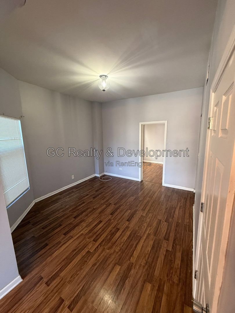 *** 4BR-1BA / SS APPLIANCES / IN-UNIT LAUNDRY / WOOD FLOORING / ONY PAY GAS AND ELECTRIC *** property image