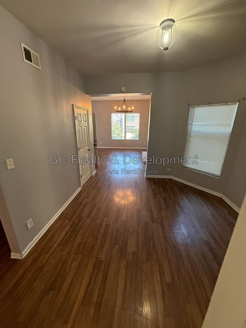 *** 4BR-1BA / SS APPLIANCES / IN-UNIT LAUNDRY / WOOD FLOORING / ONY PAY GAS AND ELECTRIC *** property image