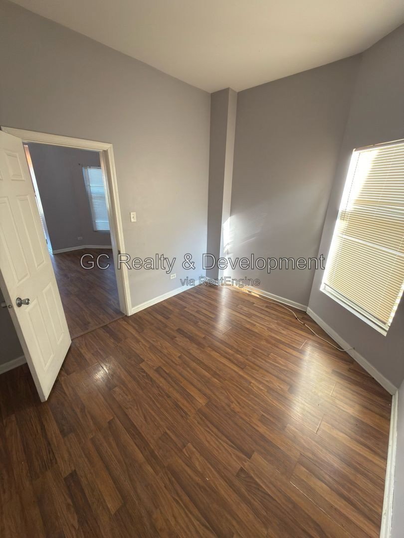 *** 4BR-1BA / SS APPLIANCES / IN-UNIT LAUNDRY / WOOD FLOORING / ONY PAY GAS AND ELECTRIC *** property image