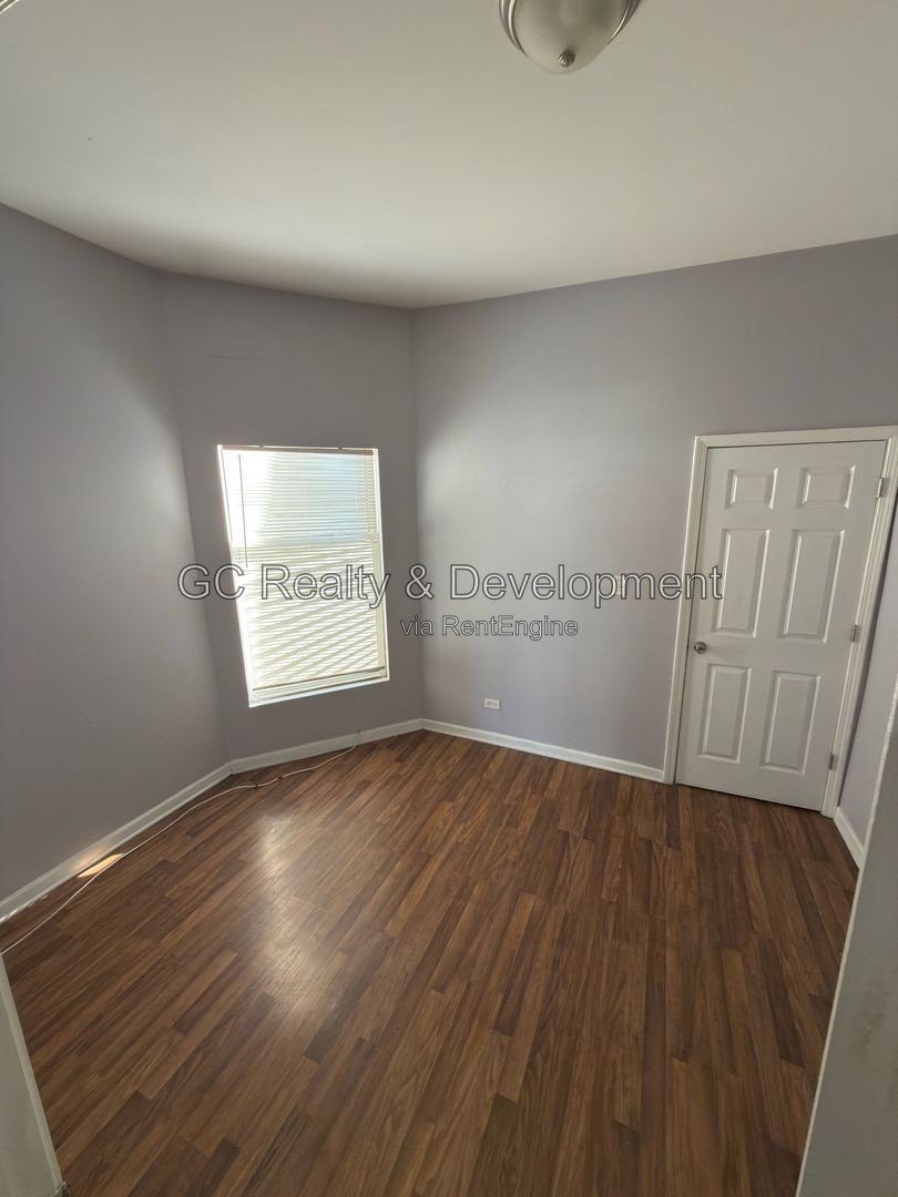 *** 4BR-1BA / SS APPLIANCES / IN-UNIT LAUNDRY / WOOD FLOORING / ONY PAY GAS AND ELECTRIC *** property image