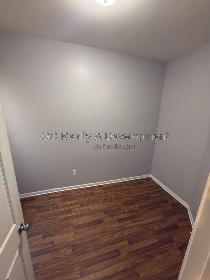 *** 4BR-1BA / SS APPLIANCES / IN-UNIT LAUNDRY / WOOD FLOORING / ONY PAY GAS AND ELECTRIC *** property image
