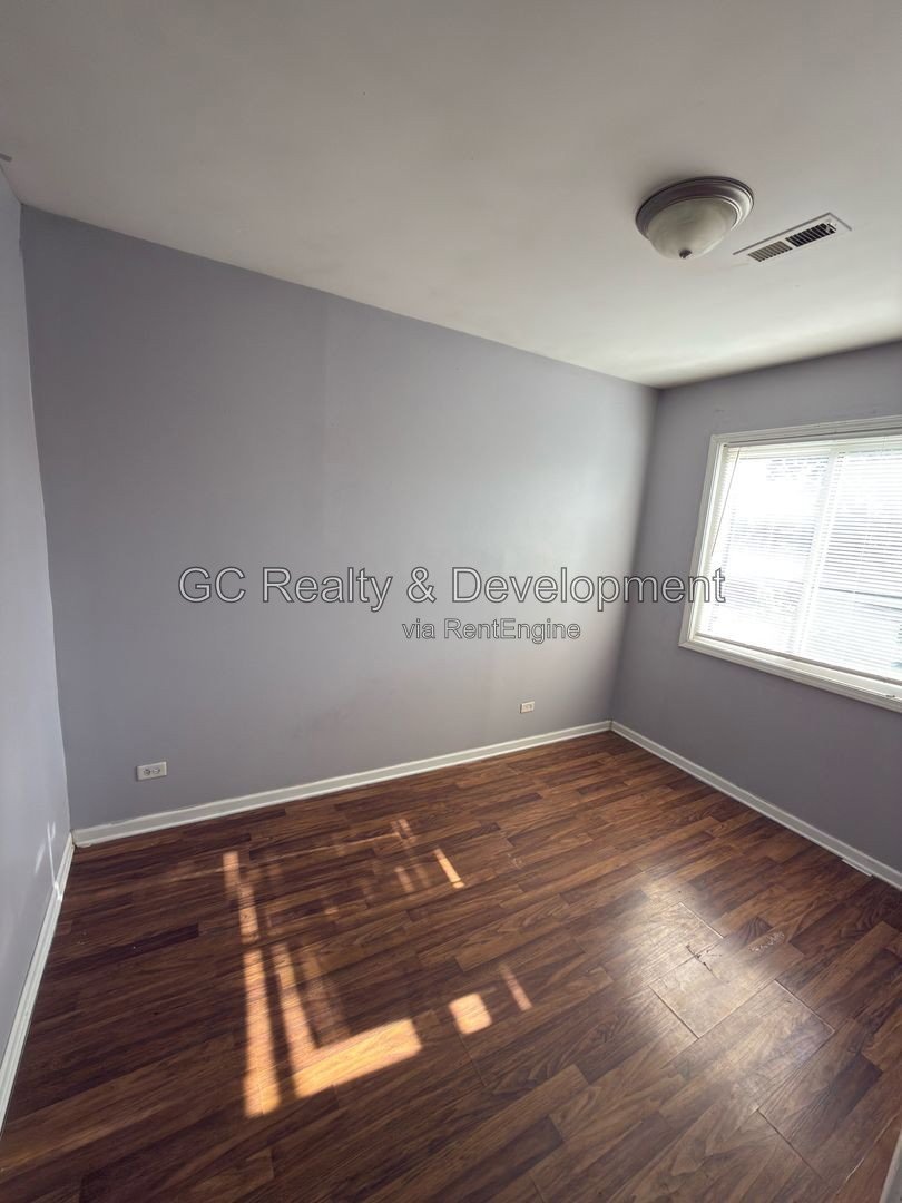*** 4BR-1BA / SS APPLIANCES / IN-UNIT LAUNDRY / WOOD FLOORING / ONY PAY GAS AND ELECTRIC *** property image