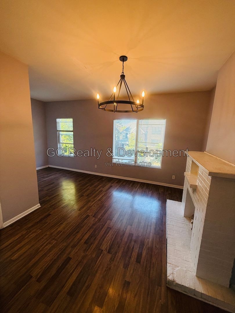 *** 4BR-1BA / SS APPLIANCES / IN-UNIT LAUNDRY / WOOD FLOORING / ONY PAY GAS AND ELECTRIC *** property image