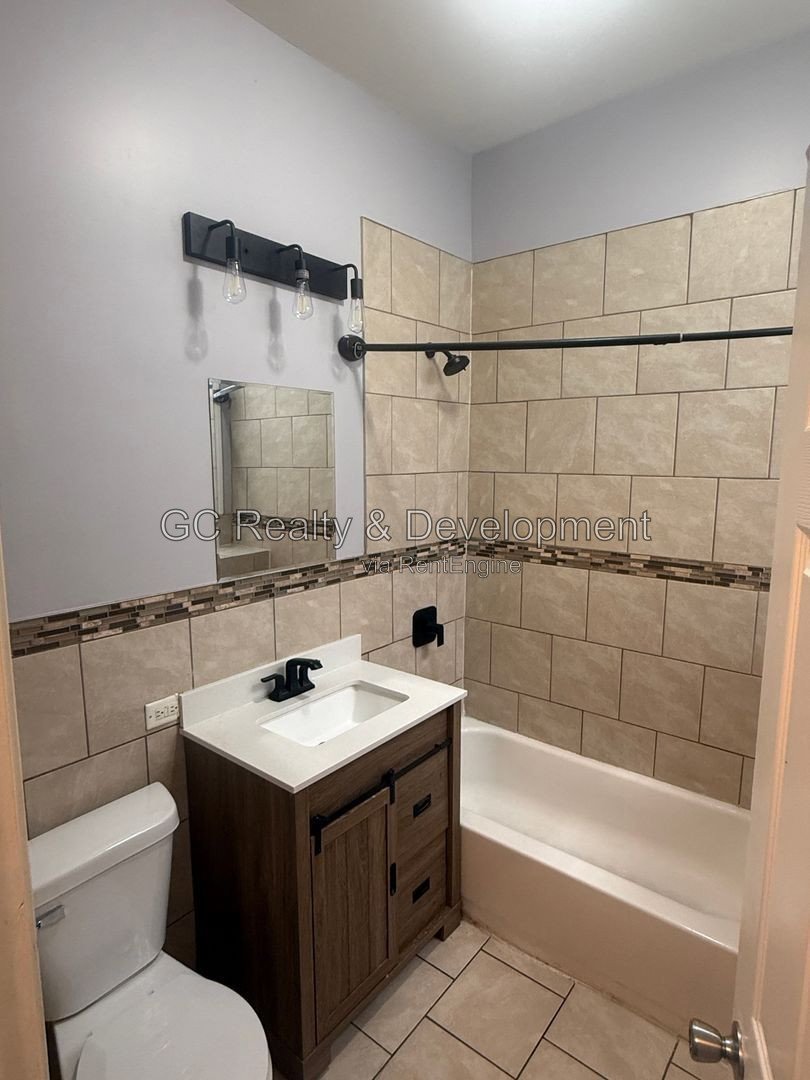 *** 4BR-1BA / SS APPLIANCES / IN-UNIT LAUNDRY / WOOD FLOORING / ONY PAY GAS AND ELECTRIC *** property image
