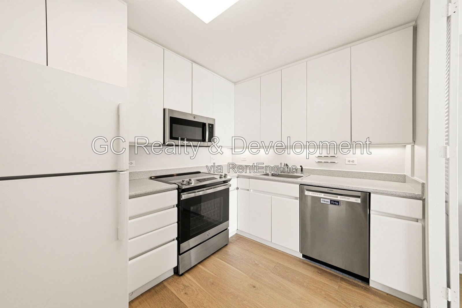 *** LAKE VIEW 1BR, $300 MOVE-IN FEE! / RECENTLY UPDATED / HARDWOOD FLOORS / LARGE CLOSETS / CENTRAL AIR / EASY COMMUTE *** property image