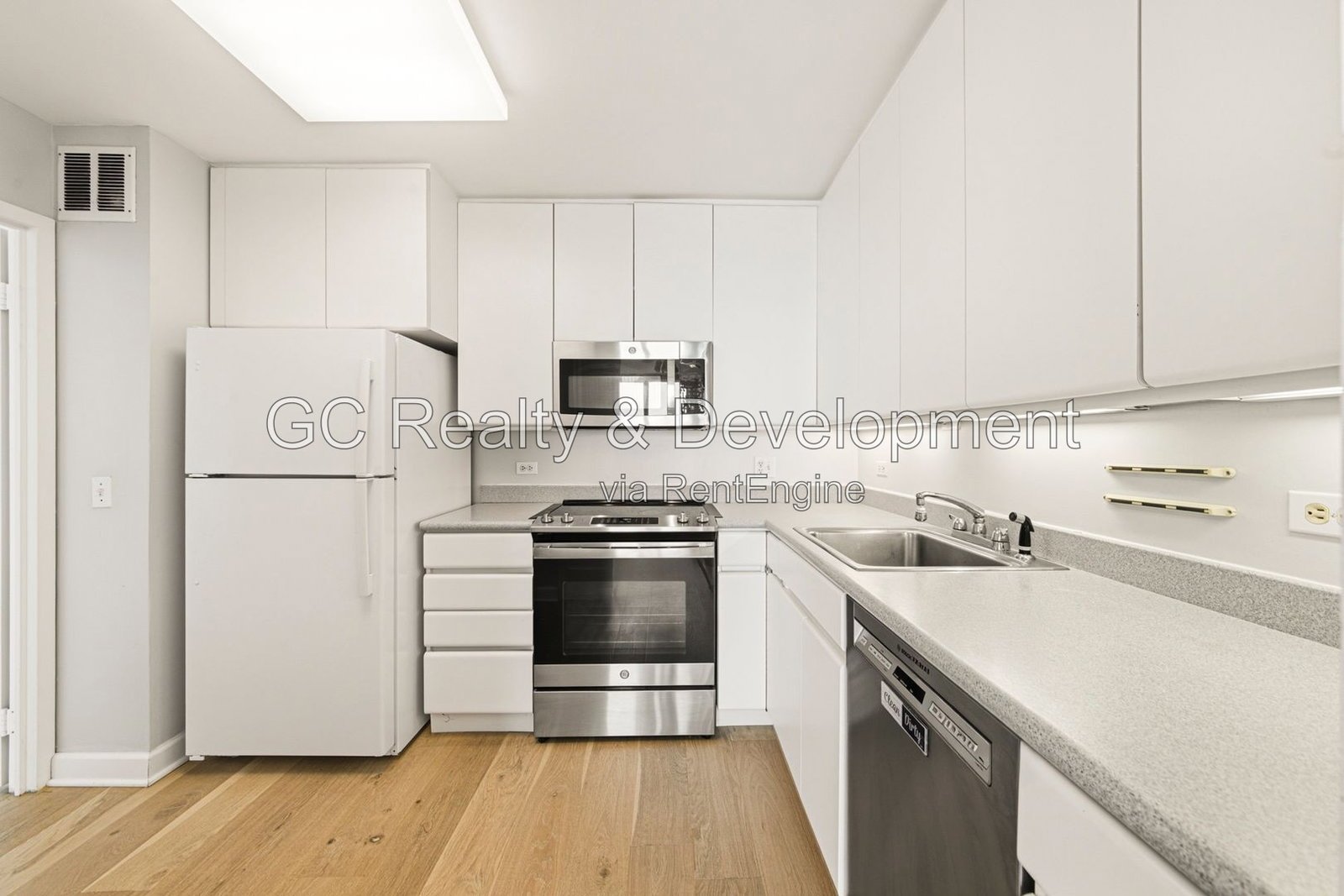 *** LAKE VIEW 1BR, $300 MOVE-IN FEE! / RECENTLY UPDATED / HARDWOOD FLOORS / LARGE CLOSETS / CENTRAL AIR / EASY COMMUTE *** property image