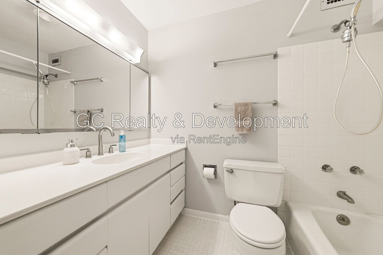 *** LAKE VIEW 1BR, $300 MOVE-IN FEE! / RECENTLY UPDATED / HARDWOOD FLOORS / LARGE CLOSETS / CENTRAL AIR / EASY COMMUTE *** property image