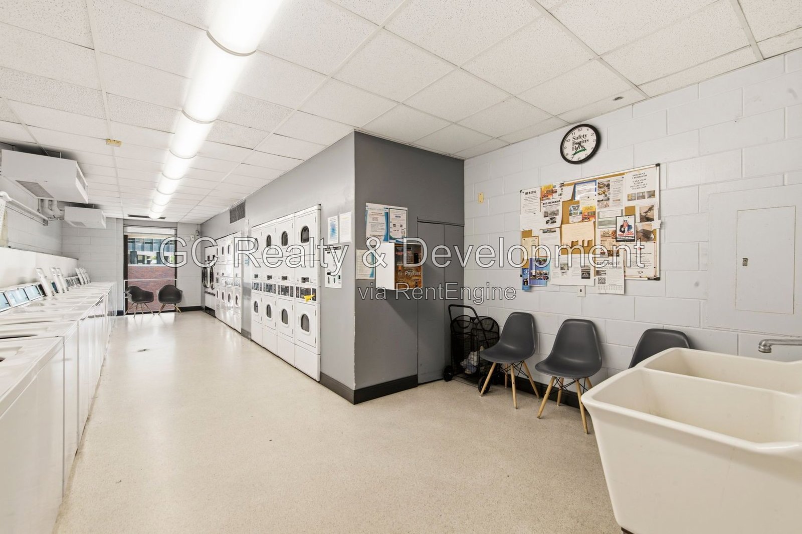*** LAKE VIEW 1BR, $300 MOVE-IN FEE! / RECENTLY UPDATED / HARDWOOD FLOORS / LARGE CLOSETS / CENTRAL AIR / EASY COMMUTE *** property image