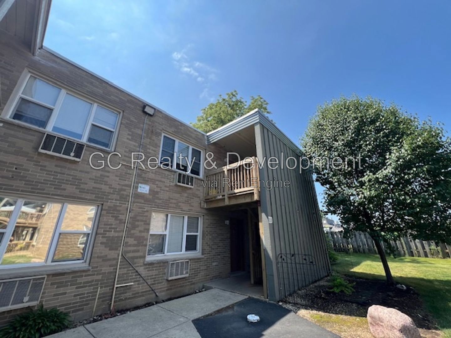 *** CRYSTAL LAKE / 2BR-1BA / PARKING INCLUDED / APPLIANCES INCLUDED / PET FRIENDLY / ONLY PAY ELECTRIC *** property image