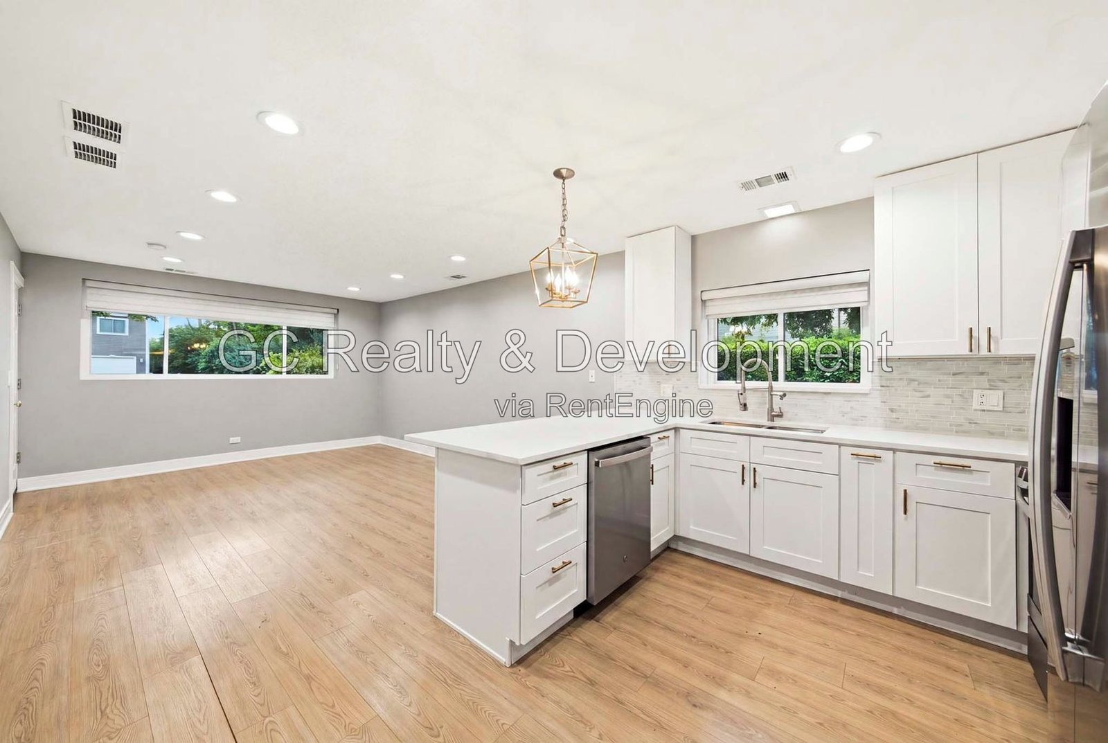*** 2 BDRM-2BTH / 1200 SF / WALK TO METRA / GARAGE / 100% UPDATED / CENTRAL AIR / SS APPLIANCES / IN-UNIT LAUNDRY *** property image