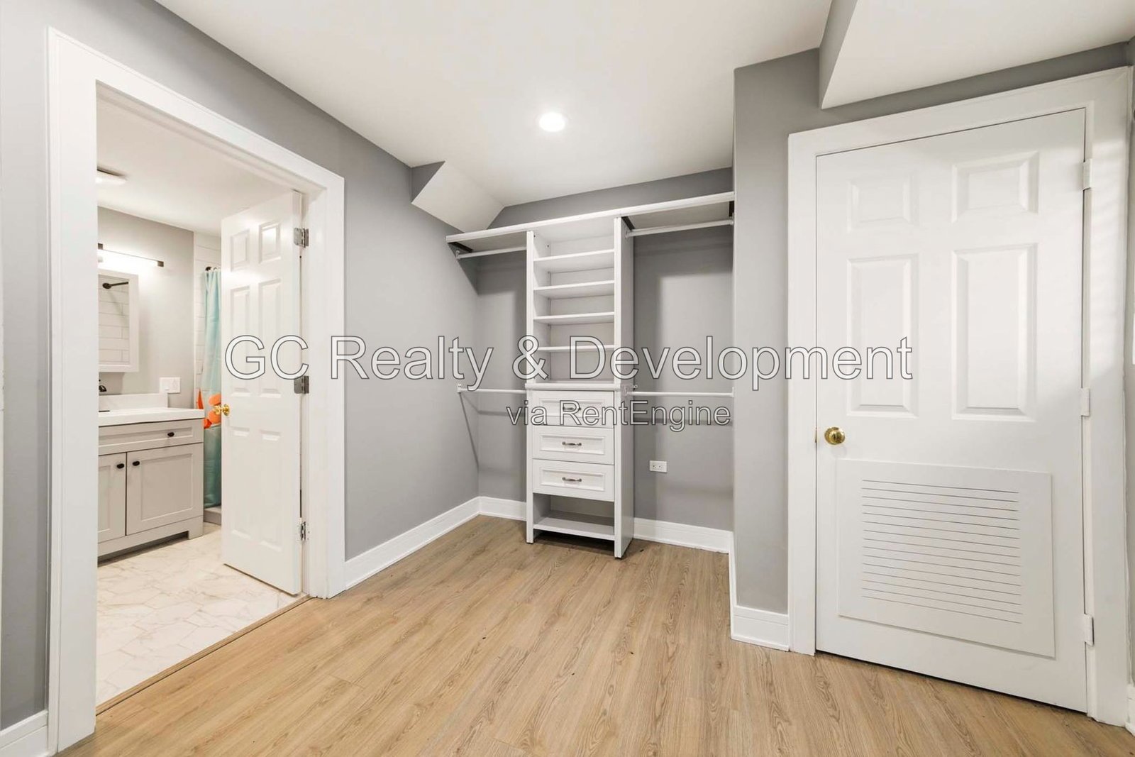 *** 2 BDRM-2BTH / 1200 SF / WALK TO METRA / GARAGE / 100% UPDATED / CENTRAL AIR / SS APPLIANCES / IN-UNIT LAUNDRY *** property image