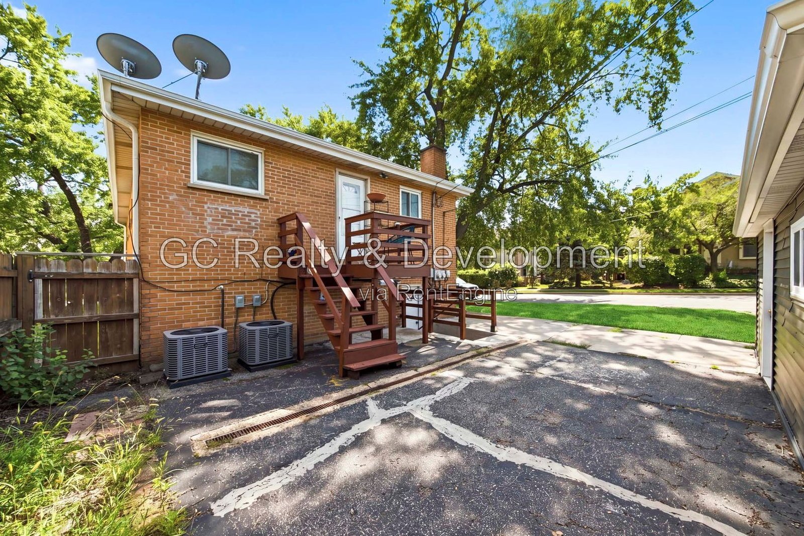 *** 2 BDRM-2BTH / 1200 SF / WALK TO METRA / GARAGE / 100% UPDATED / CENTRAL AIR / SS APPLIANCES / IN-UNIT LAUNDRY *** property image