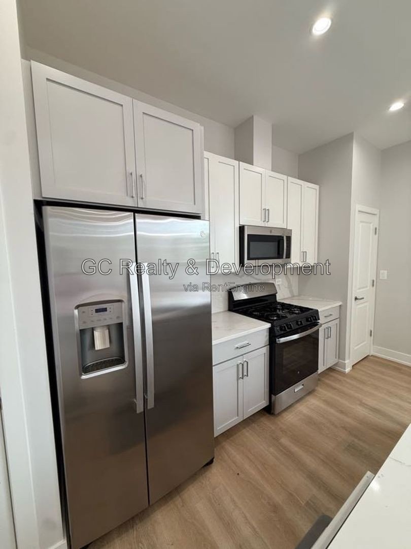 *** 2BR-2BA / CENTRAL AIR / PARKING AVAILABLE / EASY COMMUTE / KITCHEN APPL INCL / IN-UNIT LAUNDRY *** property image