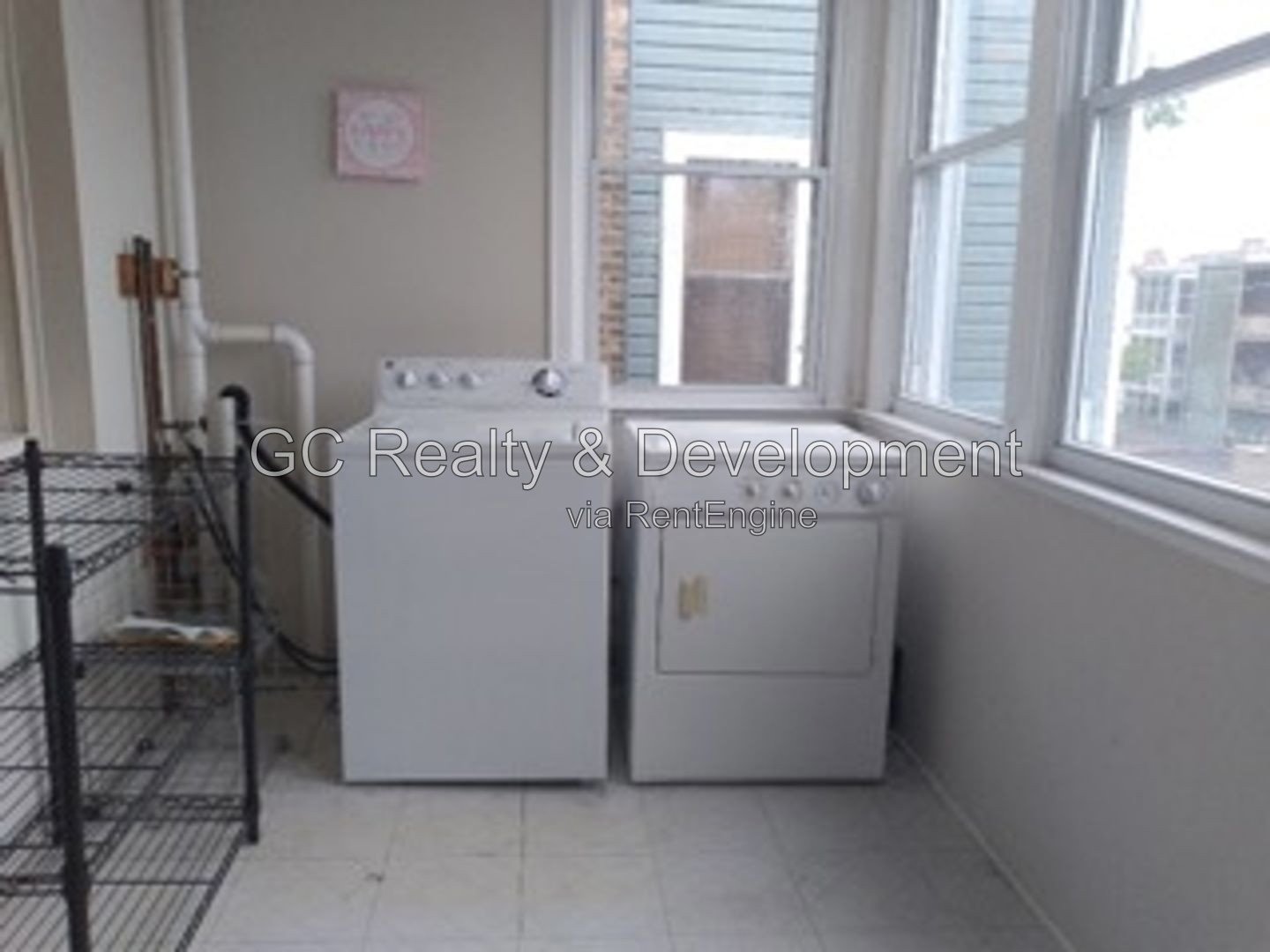 *** AVAILABLE 10-15-26! / 2BR-1BA / SOUTHPORT CORRIDOR / PARKING INCLUDED / APPL INCL / FULL SIZE W&D IN UNIT / ENCLOSED PORCH *** property image