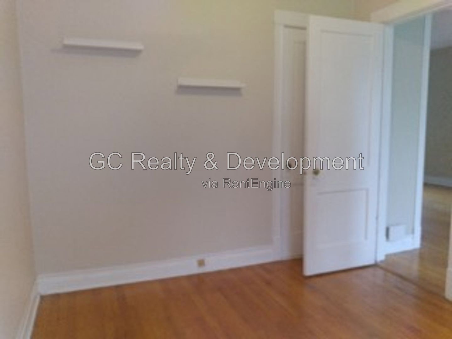 *** AVAILABLE 10-15-26! / 2BR-1BA / SOUTHPORT CORRIDOR / PARKING INCLUDED / APPL INCL / FULL SIZE W&D IN UNIT / ENCLOSED PORCH *** property image