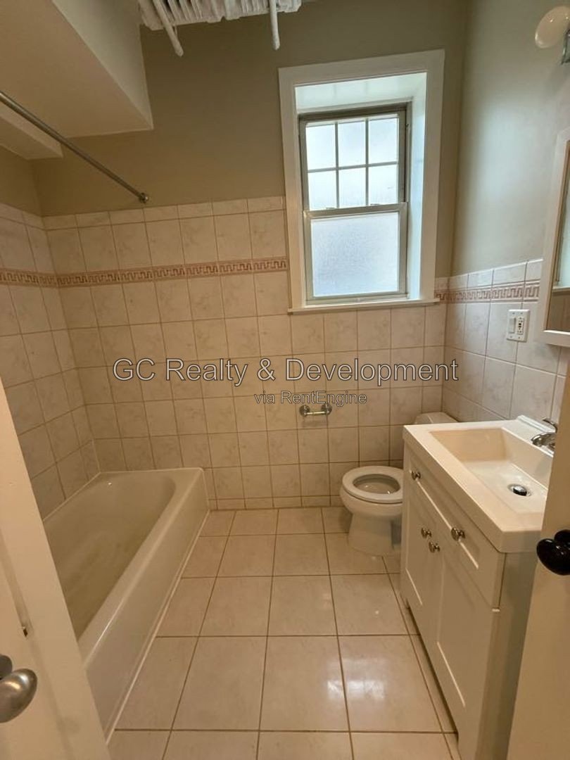 *** 3BR-1BA / HARDWOOD FLOORS / FENCED YARD / RECENTLY UPDATED / STORAGE UNIT / ON-SITE LAUNDRY / EASY COMMUTE / BIKE STORAGE *** property image