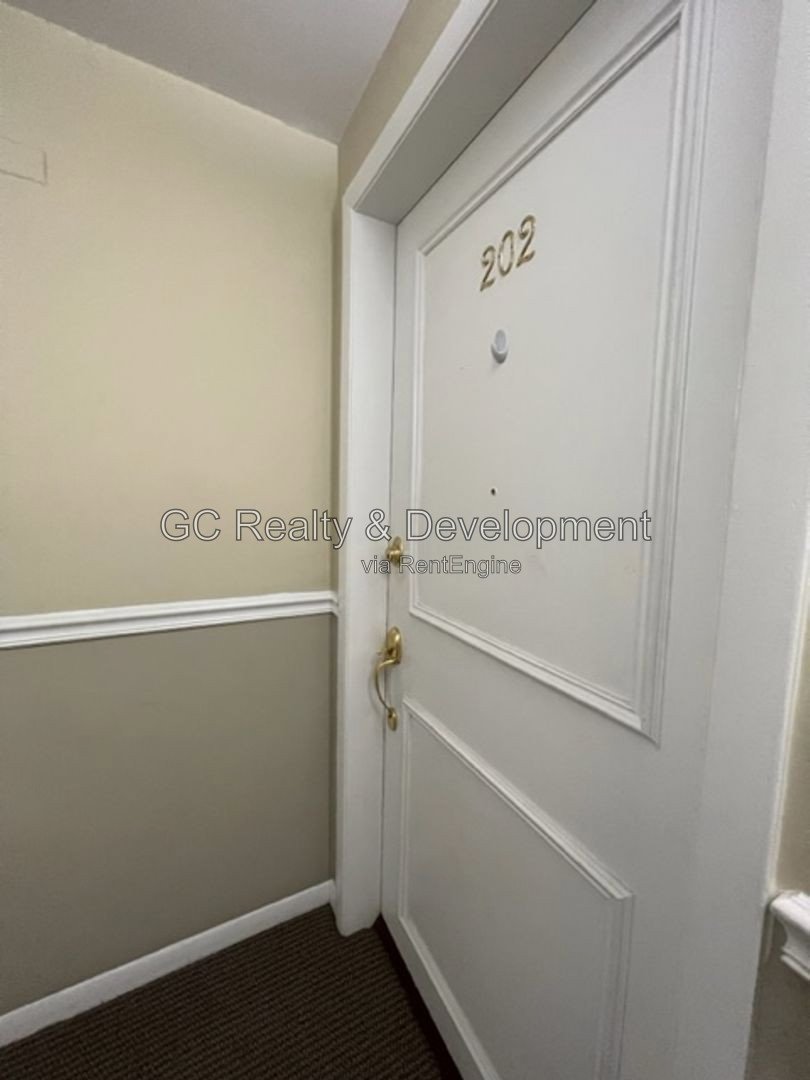 *** DES PLAINES CONDO / HARDWOOD FLOORS / SS APPLIANCES / IN-UNIT LAUNDRY / GARAGE / PAY ELECTRIC ONLY** property image