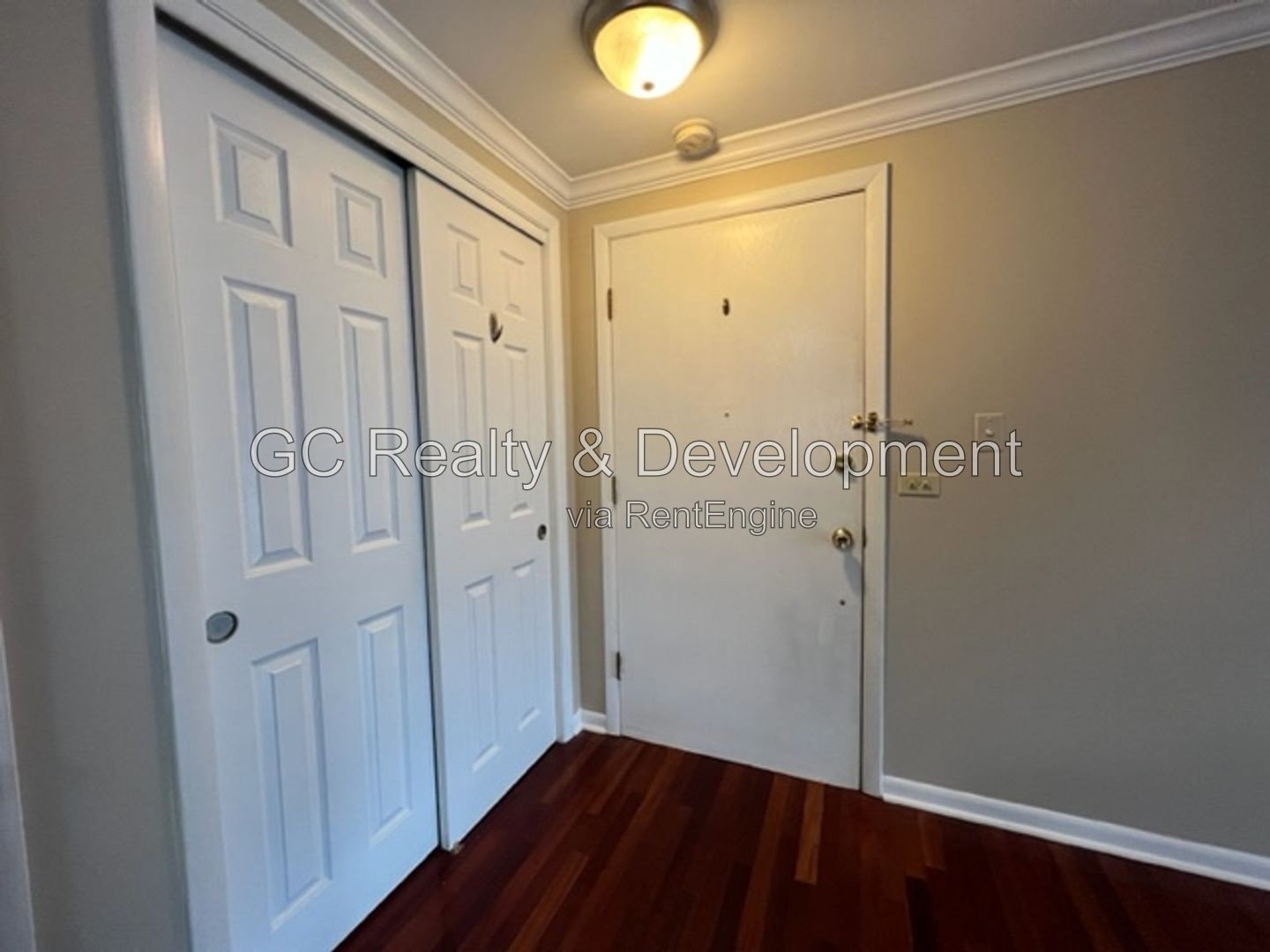 *** DES PLAINES CONDO / HARDWOOD FLOORS / SS APPLIANCES / IN-UNIT LAUNDRY / GARAGE / PAY ELECTRIC ONLY** property image