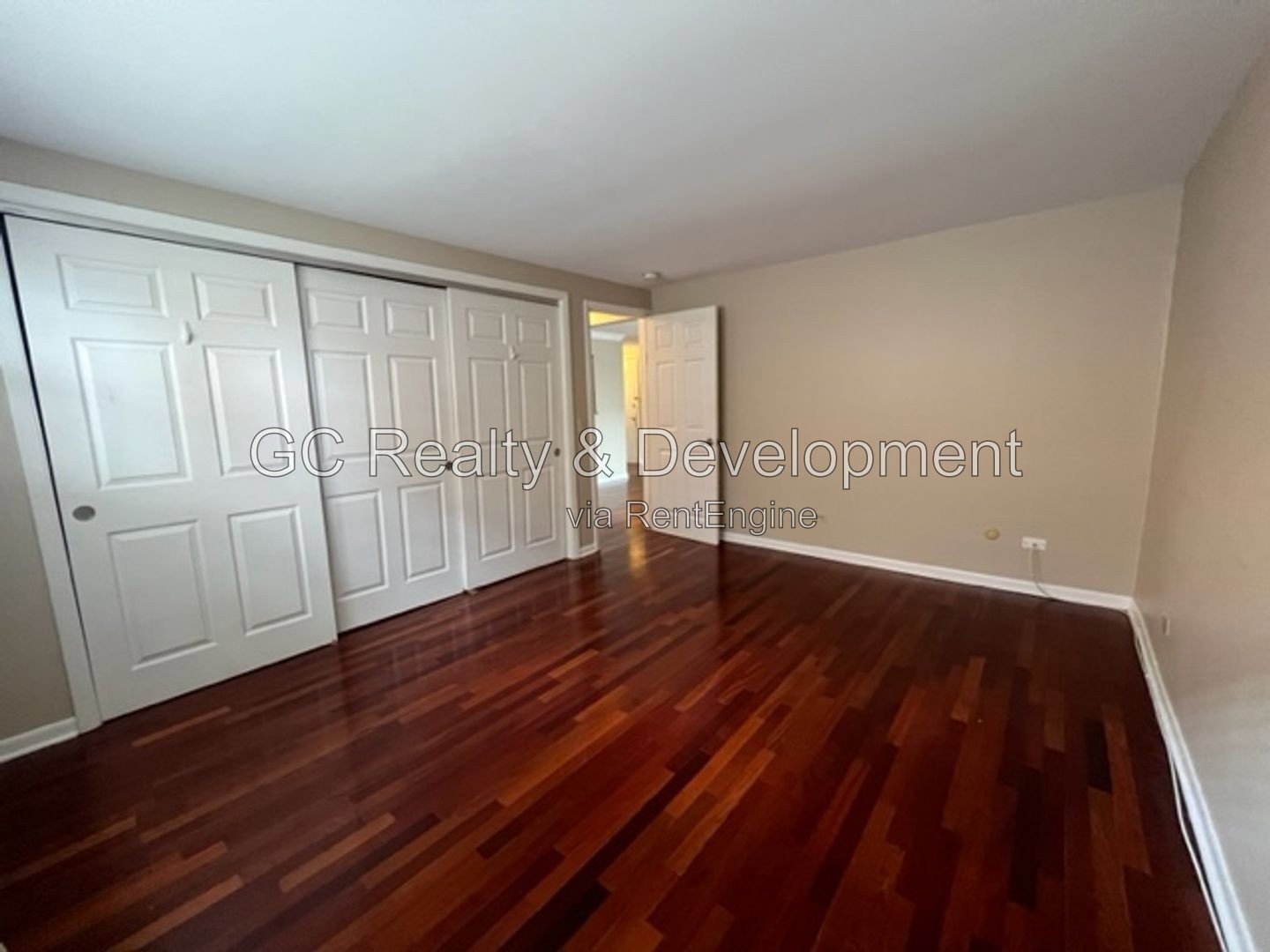 *** DES PLAINES CONDO / HARDWOOD FLOORS / SS APPLIANCES / IN-UNIT LAUNDRY / GARAGE / PAY ELECTRIC ONLY** property image