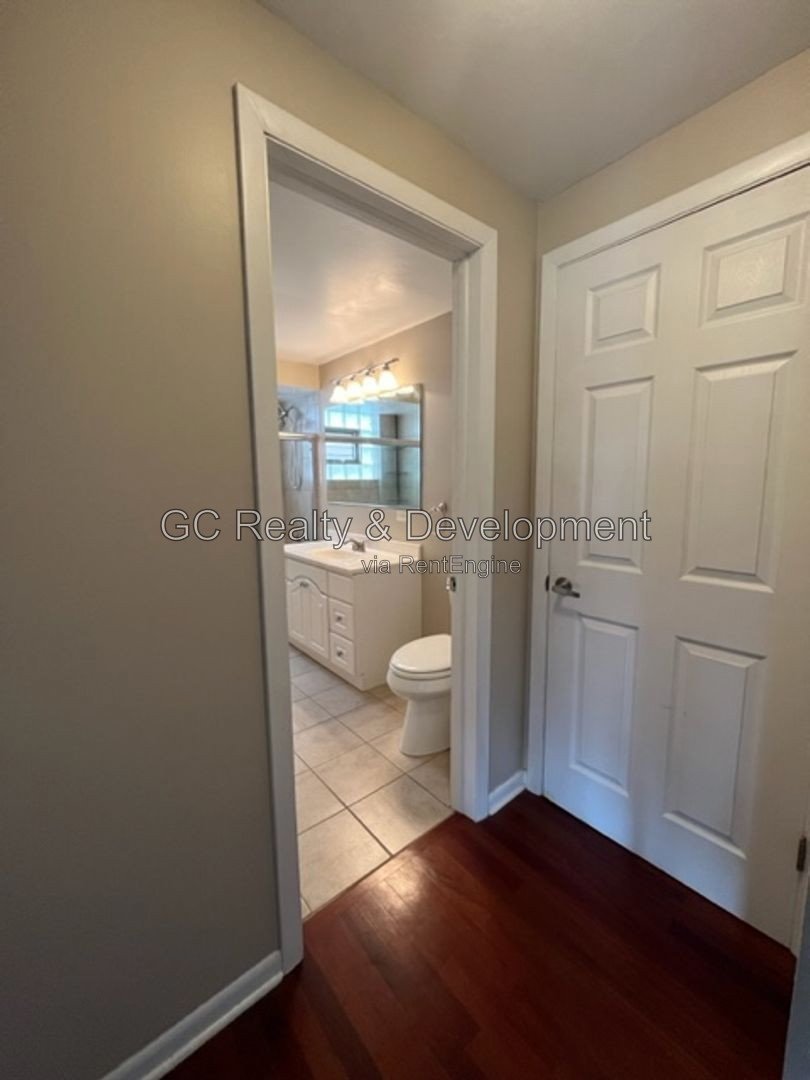 *** DES PLAINES CONDO / HARDWOOD FLOORS / SS APPLIANCES / IN-UNIT LAUNDRY / GARAGE / PAY ELECTRIC ONLY** property image