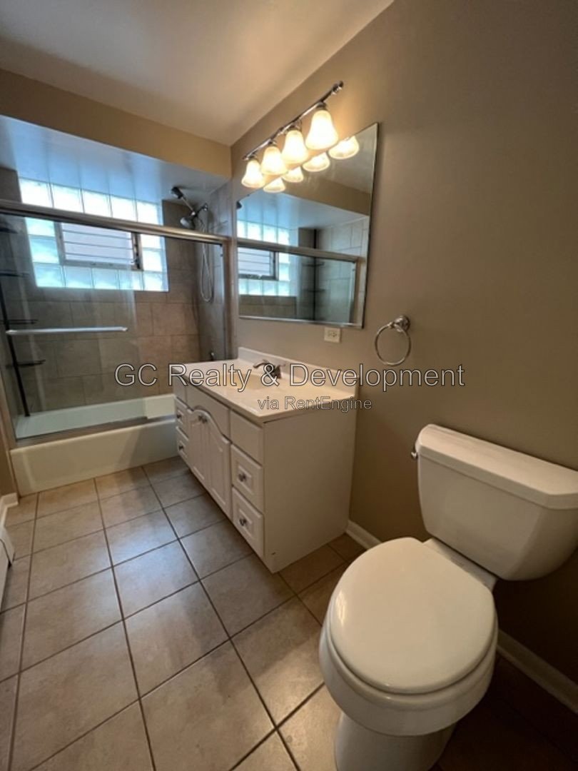 *** DES PLAINES CONDO / HARDWOOD FLOORS / SS APPLIANCES / IN-UNIT LAUNDRY / GARAGE / PAY ELECTRIC ONLY** property image
