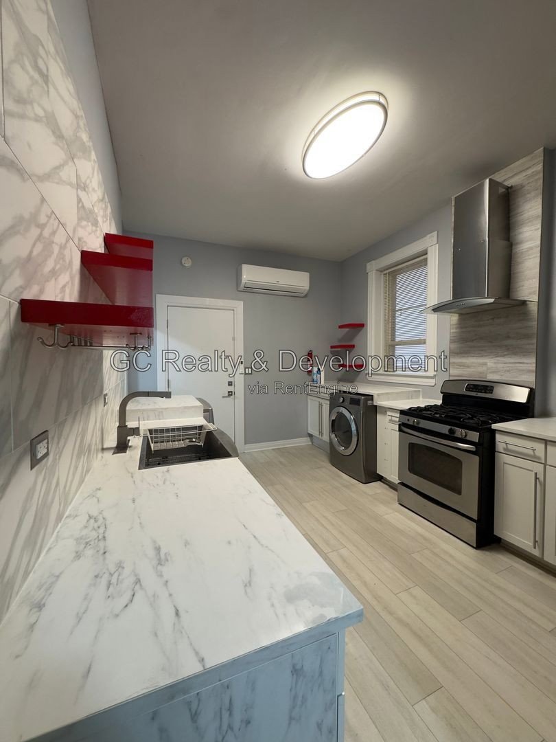 *** 2ND FULL MONTH FREE, LEASE BY 9/15! / 2BR, 1BA / RECENTLY UPDATED / TENANT PAYS GAS & ELECTRIC / IN-UNIT LAUNDRY / TRANSIT NEARBY *** property image