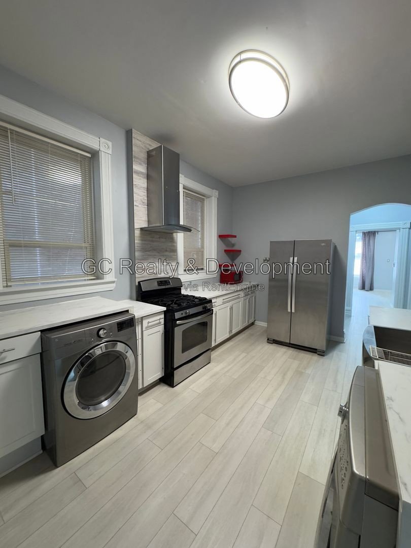*** 2ND FULL MONTH FREE, LEASE BY 9/15! / 2BR, 1BA / RECENTLY UPDATED / TENANT PAYS GAS & ELECTRIC / IN-UNIT LAUNDRY / TRANSIT NEARBY *** property image