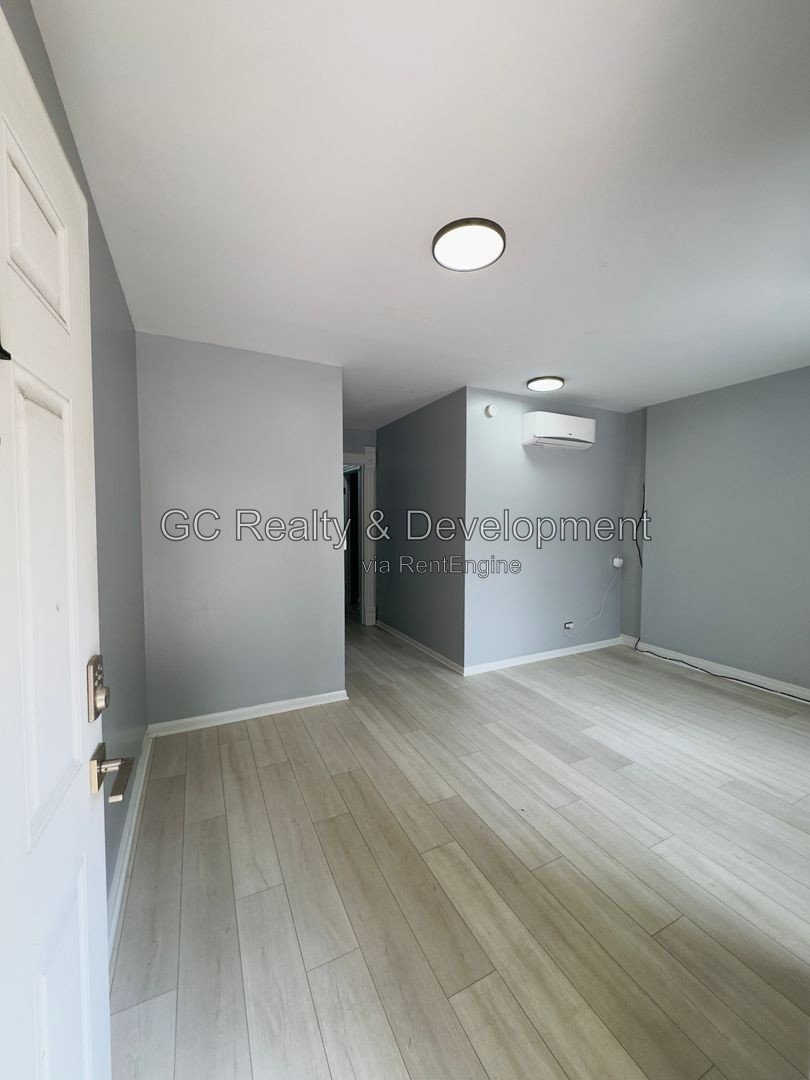 *** 2ND FULL MONTH FREE, LEASE BY 9/15! / 2BR, 1BA / RECENTLY UPDATED / TENANT PAYS GAS & ELECTRIC / IN-UNIT LAUNDRY / TRANSIT NEARBY *** property image