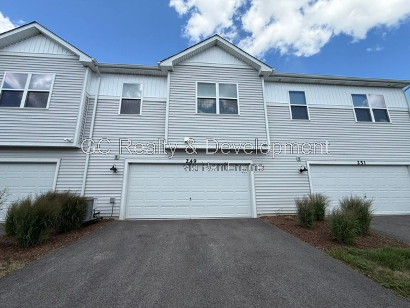 *** LEASE TODAY – SEPTEMBER FREE! / 3BR-3BA / SMALL PETS WELCOMED / IN-UNIT LAUNDRY / GARAGE *** property image