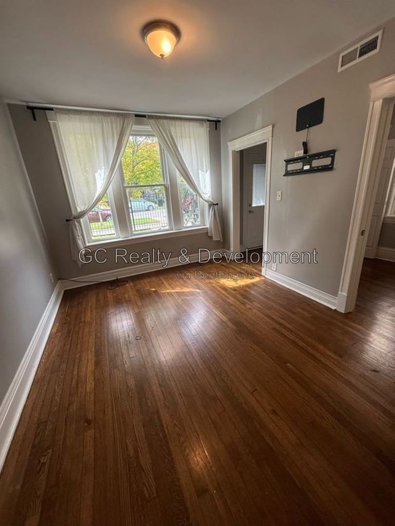 *** COMING SOON 9-15-26! / WICKER PARK / 2 BDRM / W&D IN UNIT / TRASNIT NEARBY / SMALL PETS WELCOME *** property image