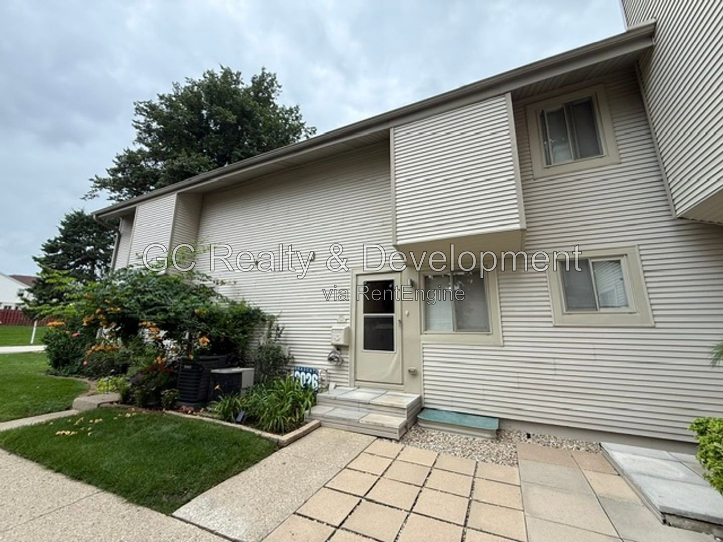 *** AVAIL 9/01 / 2 BDRM - 1.5 BTH / FINISHED BSMT / GARAGE & EXTERIOR PARKING / IN UNIT LAUNDRY *** property image