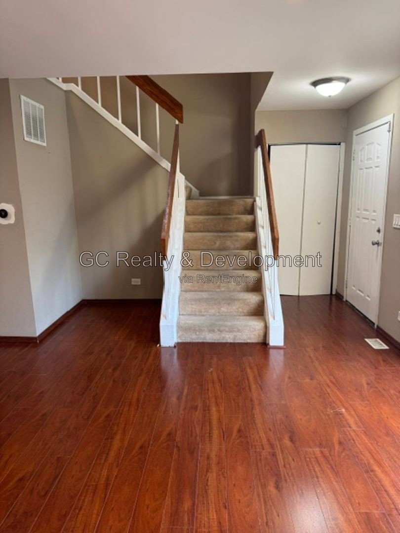 *** AVAIL 9/01 / 2 BDRM - 1.5 BTH / FINISHED BSMT / GARAGE & EXTERIOR PARKING / IN UNIT LAUNDRY *** property image