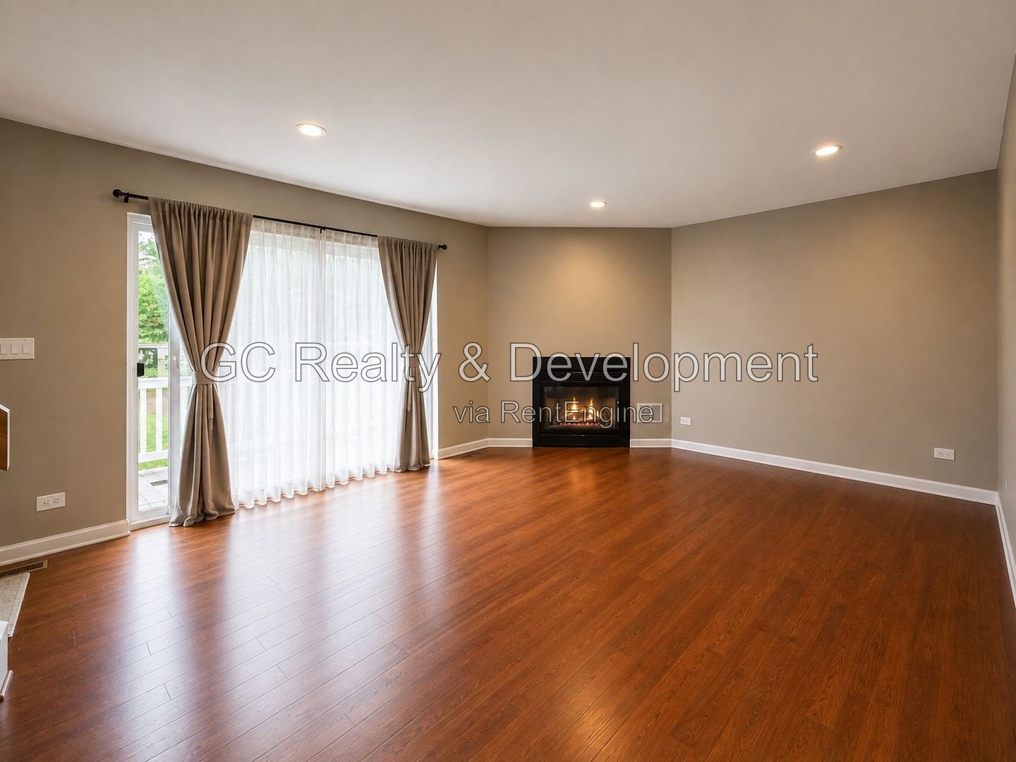 *** AVAIL 9/01 / 2 BDRM - 1.5 BTH / FINISHED BSMT / GARAGE & EXTERIOR PARKING / IN UNIT LAUNDRY *** property image