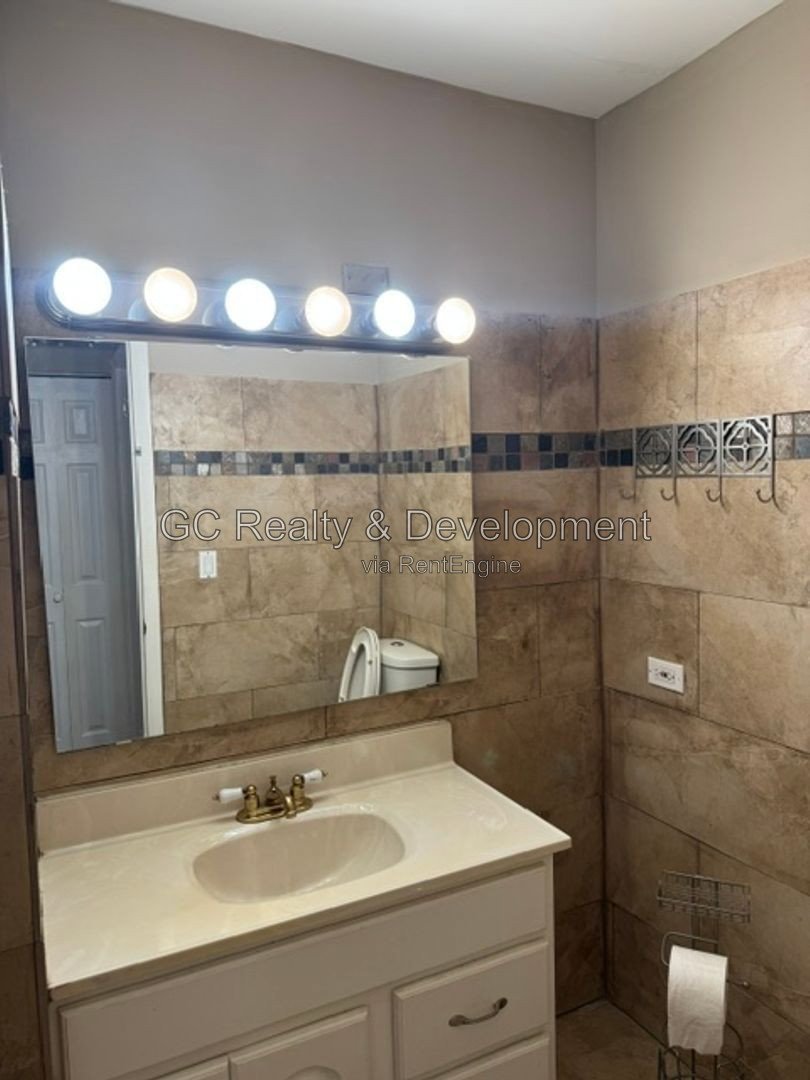 *** AVAIL 9/01 / 2 BDRM - 1.5 BTH / FINISHED BSMT / GARAGE & EXTERIOR PARKING / IN UNIT LAUNDRY *** property image