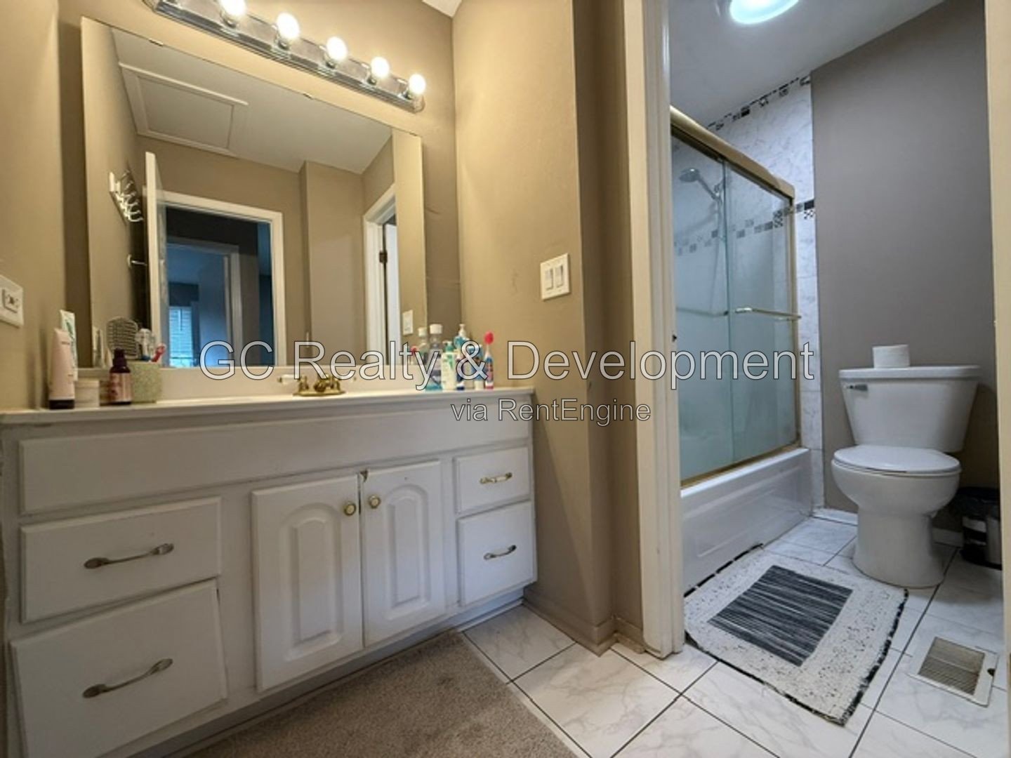 *** AVAIL 9/01 / 2 BDRM - 1.5 BTH / FINISHED BSMT / GARAGE & EXTERIOR PARKING / IN UNIT LAUNDRY *** property image