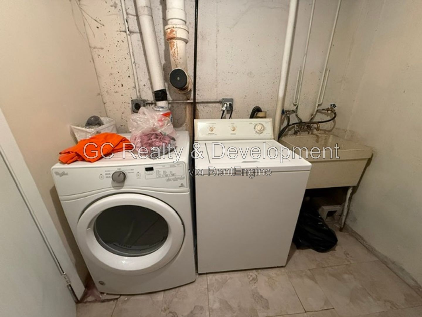 *** AVAIL 9/01 / 2 BDRM - 1.5 BTH / FINISHED BSMT / GARAGE & EXTERIOR PARKING / IN UNIT LAUNDRY *** property image