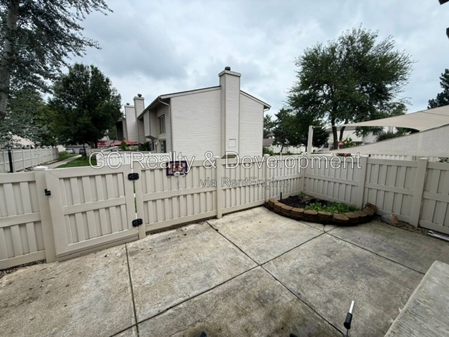 *** AVAIL 9/01 / 2 BDRM - 1.5 BTH / FINISHED BSMT / GARAGE & EXTERIOR PARKING / IN UNIT LAUNDRY *** property image