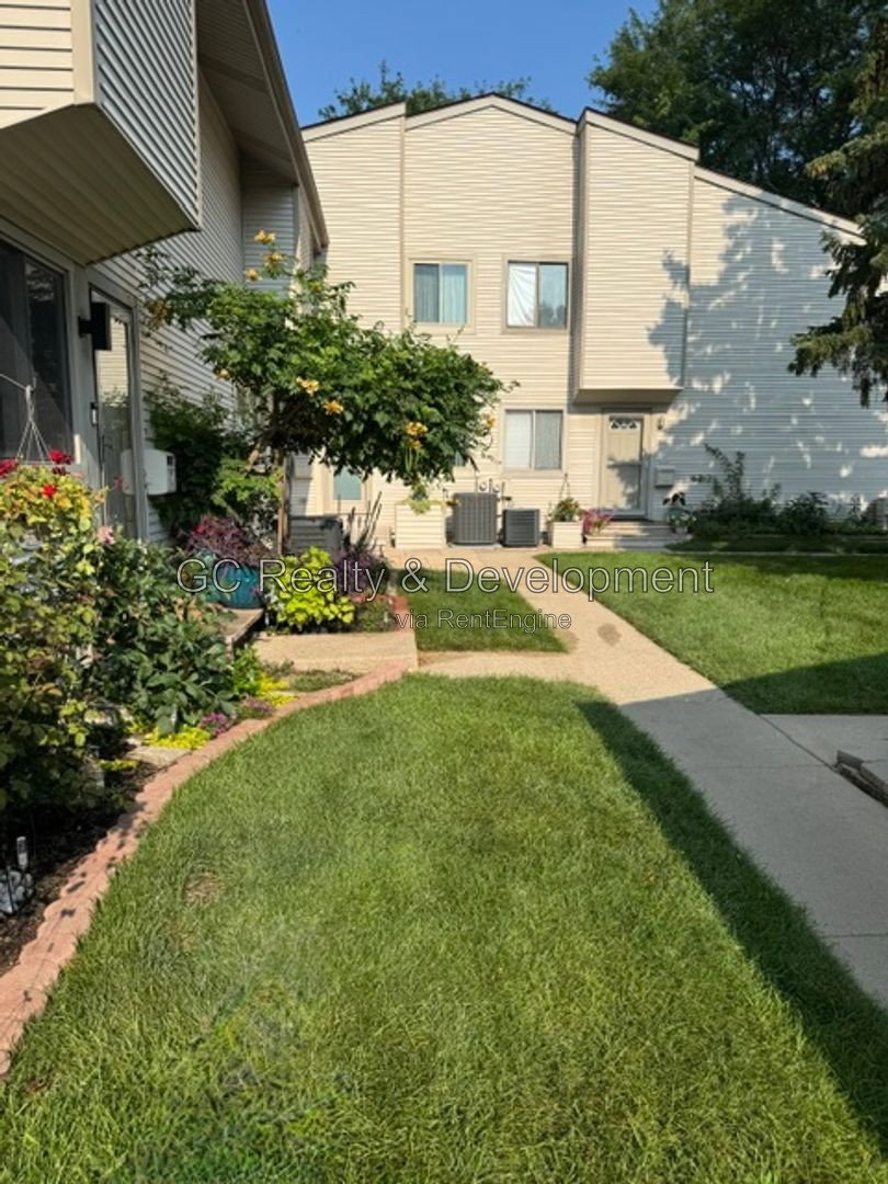 *** AVAIL 9/01 / 2 BDRM - 1.5 BTH / FINISHED BSMT / GARAGE & EXTERIOR PARKING / IN UNIT LAUNDRY *** property image